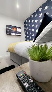 um quarto com uma cama com um americano em Cosy and Unique Bedroom In Gateshead em Sheriff Hill