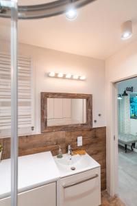 Ένα μπάνιο στο Heart of Kraków Comfort Apartments by Rentujemy +11 φωτογραφίες