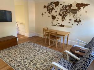 ein Wohnzimmer mit einem Tisch und einer Weltkarte an der Wand in der Unterkunft Garden flat, NORTH SYDNEY in Sydney