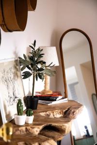 einen Tisch mit einer Topfpflanze und einem Spiegel in der Unterkunft Palazzo Donnamaria in Manfredonia