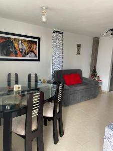 sala de estar con mesa y sofá en Casa en Villa Verde Pereira, en Pereira