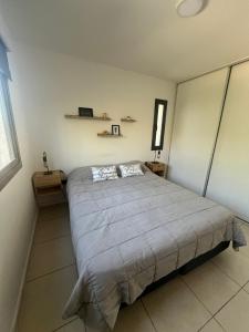 Un dormitorio con una cama grande y una ventana en Sarratea Guest en Godoy Cruz