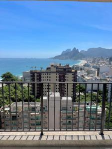 - une vue sur la ville avec ses bâtiments et l'océan dans l'établissement Arpoador Vista Mar, à Rio de Janeiro