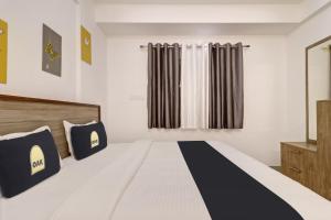 Ένα ή περισσότερα κρεβάτια σε δωμάτιο στο FabHotel Marella Grand Inn