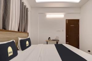 Ένα ή περισσότερα κρεβάτια σε δωμάτιο στο FabHotel Marella Grand Inn +41 φωτογραφίες