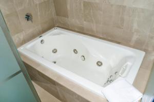 Bilik mandi di Four Points by Sheraton Veracruz