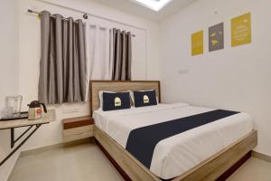 Ένα ή περισσότερα κρεβάτια σε δωμάτιο στο FabHotel Marella Grand Inn