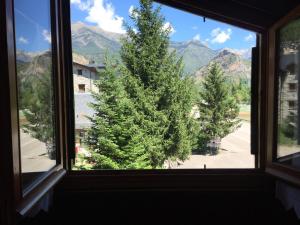 A general mountain view or a mountain view taken from az apartmanhoteleket