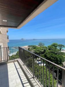 Elle comprend un balcon offrant une vue sur l'océan. dans l'établissement Arpoador Vista Mar, à Rio de Janeiro