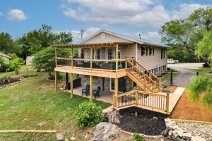 une maison avec une grande terrasse et une terrasse couverte dans l'établissement Waterfront Escape on Lake Granbury Deck and Patio!, à Granbury