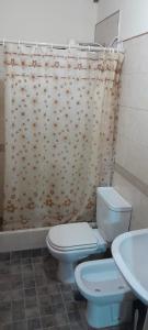 uma casa de banho com um WC, um lavatório e uma cortina de chuveiro em las campanitas em Paso de la Patria