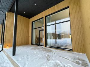ein leeres Zimmer mit einem großen Glasfenster in der Unterkunft Nordic Wooden House in Rovaniemi