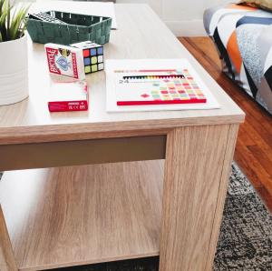 uma mesa de centro numa sala de estar com uma mesa em Au Cœur de Troyes - Calme et Confort em Troyes