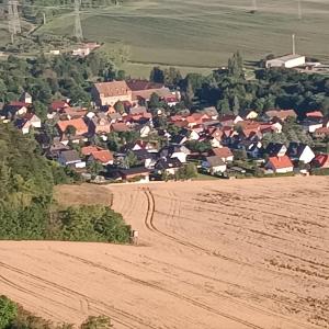 een luchtzicht op een dorp met een onverharde weg bij Ferienhaus Waldperle Harzblick in Wernrode