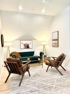 sala de estar con sofá verde y 2 sillas en New Haven Inn, en Solvang