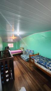 ein Zimmer mit 2 Betten und einem Sofa darin in der Unterkunft Apartamento de 6a8 P Churrasqueira in Cidreira