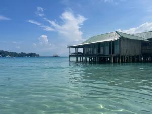 um edifício sobre a água junto ao oceano em Salacia's Suite em Koh Rong Island