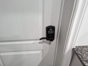 een zwarte deurknop op een witte deur bij Home of Pleasantness in Hamilton