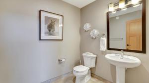 y baño con aseo blanco y lavamanos. en The Residences at Fairmont Ridge, en Fairmont Hot Springs