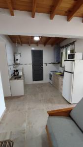 een keuken met een witte koelkast en een spoelbak bij Las Cañas dpto in Guaymallen