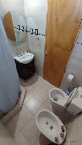 een badkamer met toilet en wastafel bij Las Cañas dpto in Guaymallen +5 foto's