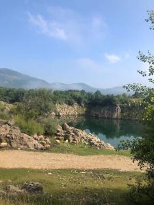 vistas a un río con rocas y árboles en Anka, en Gospić