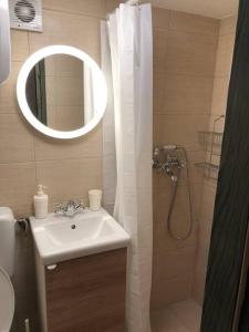 bagno con lavandino e doccia con specchio di Anka a Gospić
