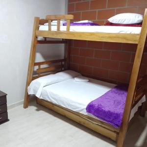 Katil dua tingkat atau katil-katil dua tingkat dalam bilik di HOSPEDAJE MARIN