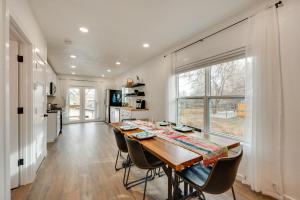 cocina y comedor con mesa y sillas en Chic Erie Vacation Rental about 14 Mi to Boulder! en Erie