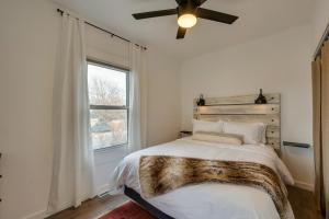 1 dormitorio con 1 cama, ventilador de techo y ventana en Chic Erie Vacation Rental about 14 Mi to Boulder!, en Erie