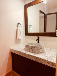 W łazience znajduje się umywalka i lustro. w obiekcie Lidia Anturios w mieście Oaxaca