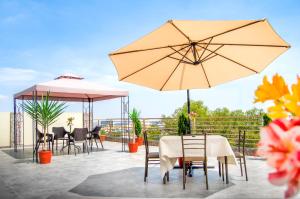 a patio with tables and chairs and umbrellas at Hotel D'Carlo Class in Arequipa