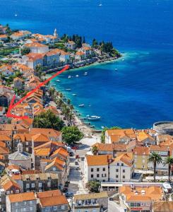 - une vue aérienne sur la ville et l'océan dans l'établissement Apartments An Ni, à Korčula