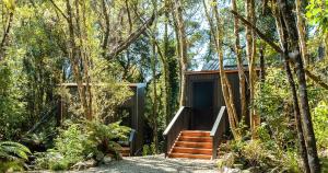 Κήπος έξω από το Te Aka Treehouse