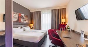 Pokój hotelowy z łóżkiem i biurkiem w obiekcie Best Western Plus Grand Winston w mieście Rijswijk