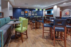 um restaurante com mesas e cadeiras num quarto em Drury Plaza Hotel Columbia East em Columbia