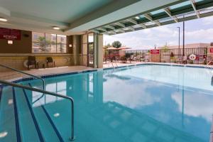 une grande piscine d'eau bleue dans l'établissement Drury Plaza Hotel Columbia East, à Columbia