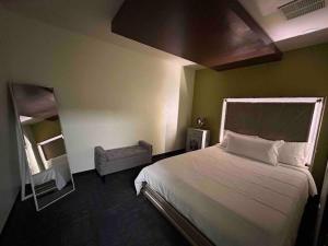Un pat sau paturi într-o cameră la Accommodation and Office, Perfect For The Traveling Professional