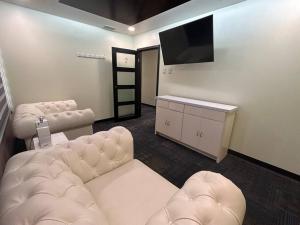 TV a/nebo společenská místnost v ubytování Accommodation and Office, Perfect For The Traveling Professional