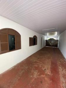 un garaje vacío con dos ventanas y un techo en Espaço confortável no centro da cidade, en Foz do Iguaçu