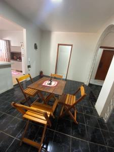 a dining room with a table and chairs at Espaço confortável no centro da cidade in Foz do Iguaçu