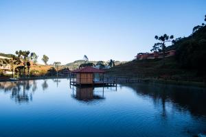 Senador Amaralpousada do caneca的一条河,中间有一座小房子