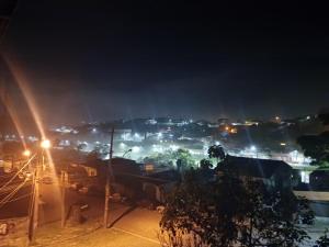 - Vistas a la ciudad por la noche con luces en Ro Rooms, en Rio Grande da Serra