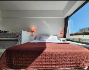 1 dormitorio con 1 cama grande y ventana grande en Casa Cúpulas de la Ciudad en Buenos Aires