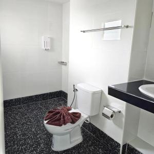 bagno con servizi igienici bianchi e lavandino di The Ventus Phangan Loft Apartments a Haad Rin