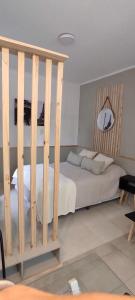 1 dormitorio con 1 cama grande con postes de madera en Home espacios 7 en Santa Fe