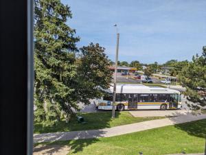 um autocarro está estacionado num parque de estacionamento em House of Pleasantness em Hamilton