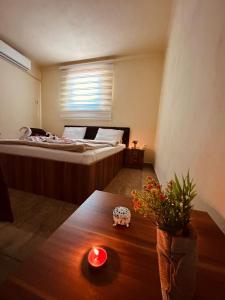 una habitación con una cama y una vela sobre una mesa en Motel Atika, en Skopje