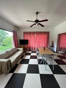 salon z kanapą i stołem w obiekcie Ohana Apartments (solo familias) w mieście Villa Carlos Paz