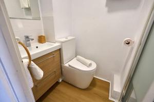 La petite salle de bains est pourvue de toilettes et d'un lavabo. dans l'établissement Front Sea Line Experience, à Fuengirola